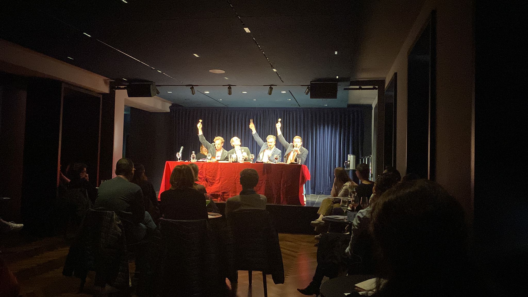 Schauspieler am Lesungstisch halten mit viel Verve Champignons auf Spie&szlig;en hoch